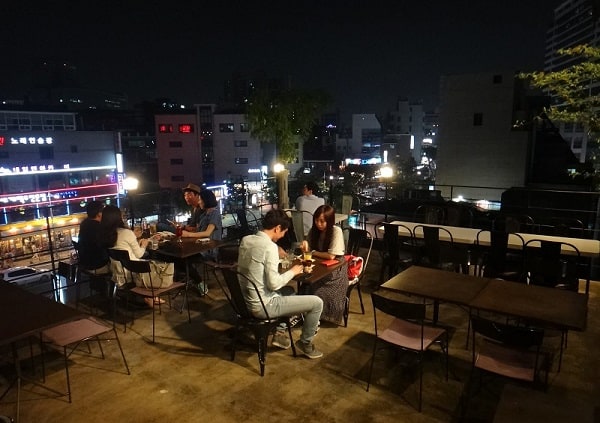 Thưởng thức cafe ở Seoul vào buổi tối